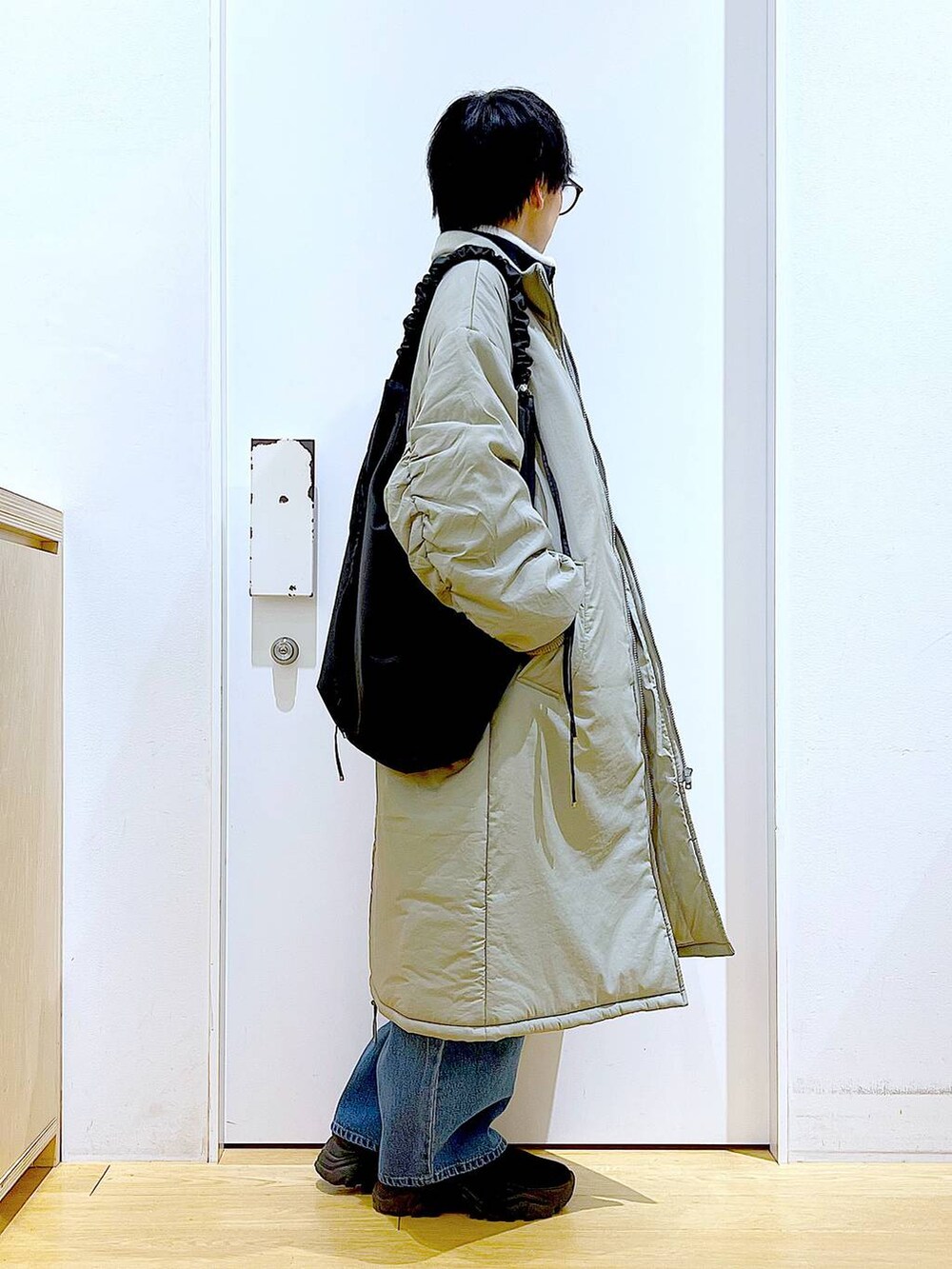 「リラックス、若見え、ゆったり、休日コーデ、骨格ウェーブ、LAKOLE、冬コーデ、おでかけ、フリース、ジャケット、カジュアル、デニムパンツ、ワイドパンツ、ブーツ、ショルダーバッグ」｜「LAKOLEのギャザーハンドルショルダーバッグ / 132238（ショルダーバッグ、ブラック系）」を使った、あおき@LAKOLE海老名さん（レディース・156cm）の冬コーディネートの4枚目の写真