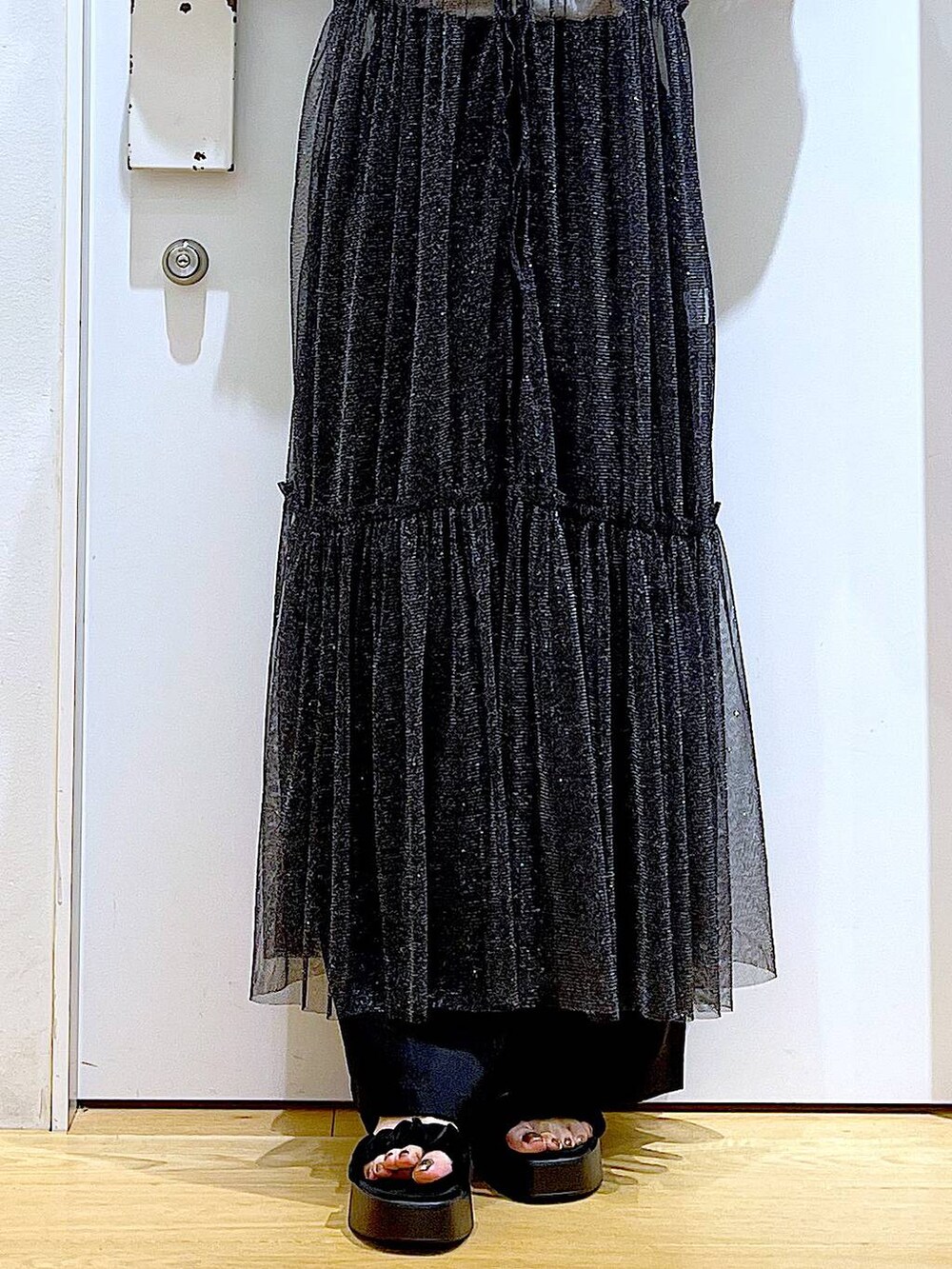 その他のワンピース、ブラック系のサンダル、ホワイト系のショルダーバッグを着用したレディースの秋コーディネートの8枚目の写真