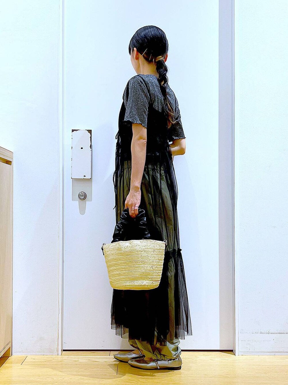 ブラック系のワンピース、グリーン系のカーゴパンツ、その他のパンプスを着用したレディースの夏コーディネートの3枚目の写真