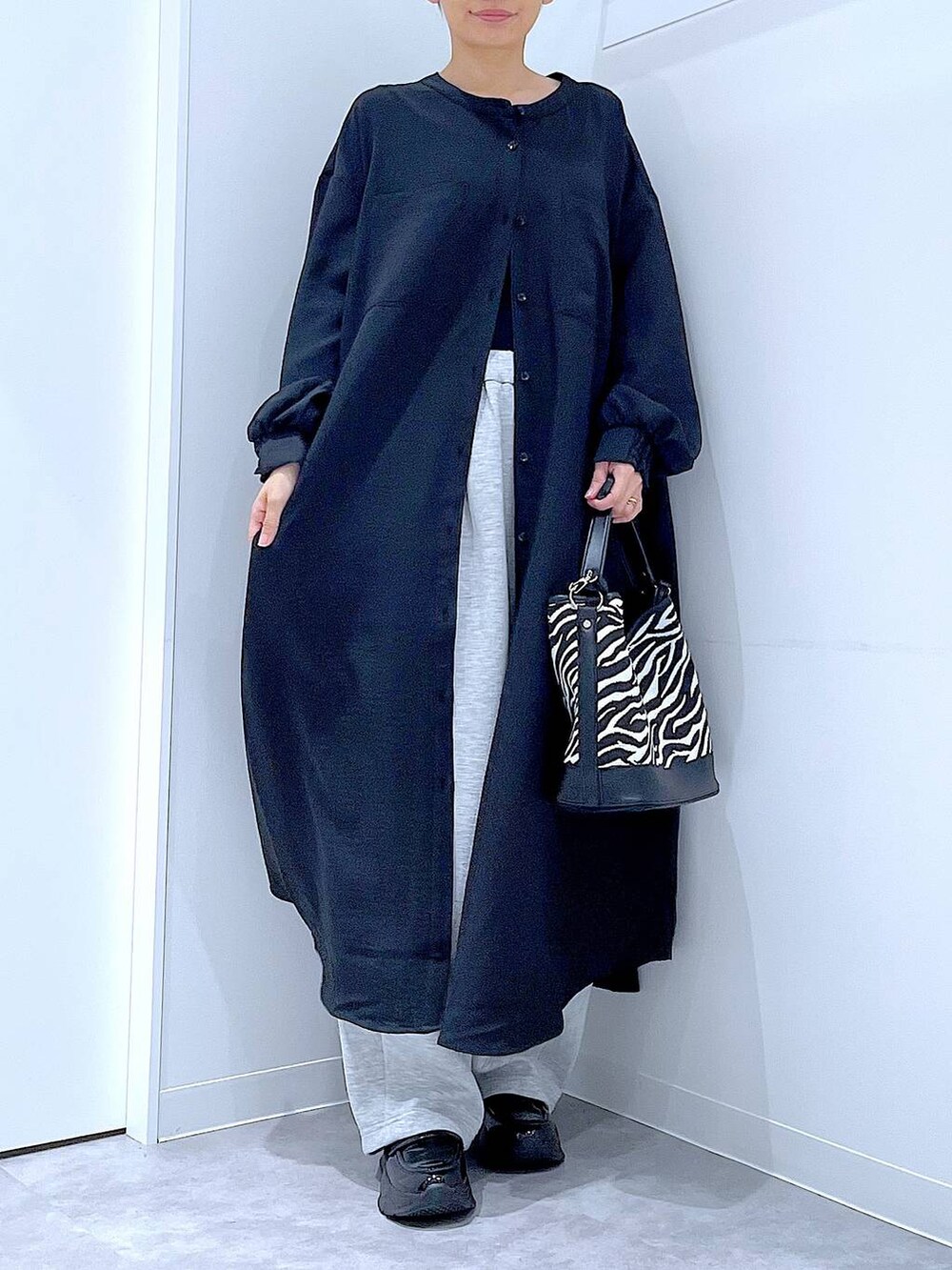 ブラック系のローファー、その他のショルダーバッグ、ブラック系のシャツワンピースを着用したレディースの秋コーディネートの6枚目の写真