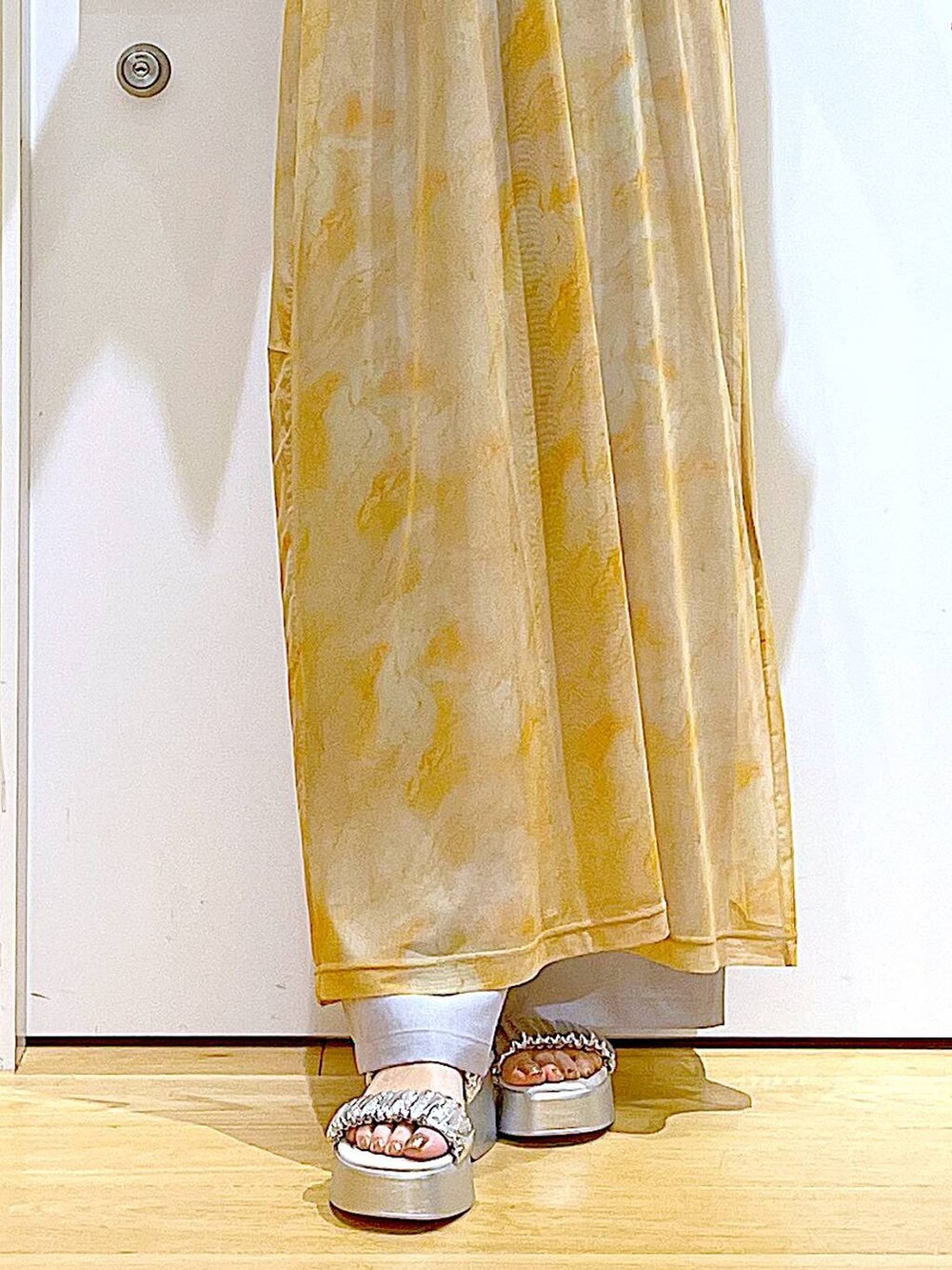 シルバー系のサンダル、オレンジ系のワンピース、ブラック系のショルダーバッグを着用したレディースの夏コーディネートの8枚目の写真