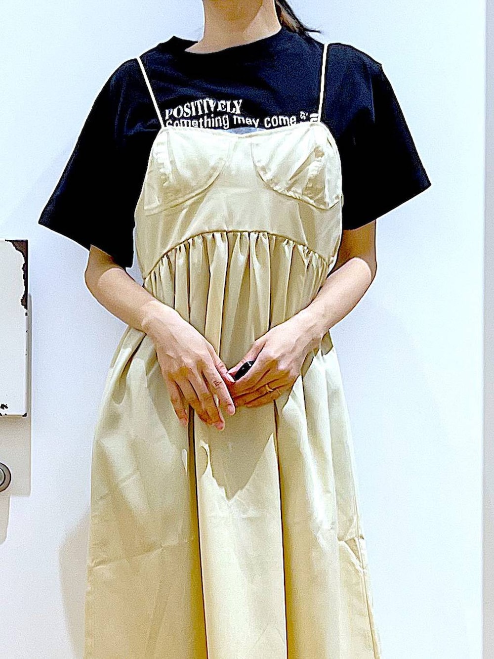 シルバー系のショルダーバッグ、シルバー系のサンダル、ブラック系のTシャツ/カットソーを着用したレディースの夏コーディネートの7枚目の写真