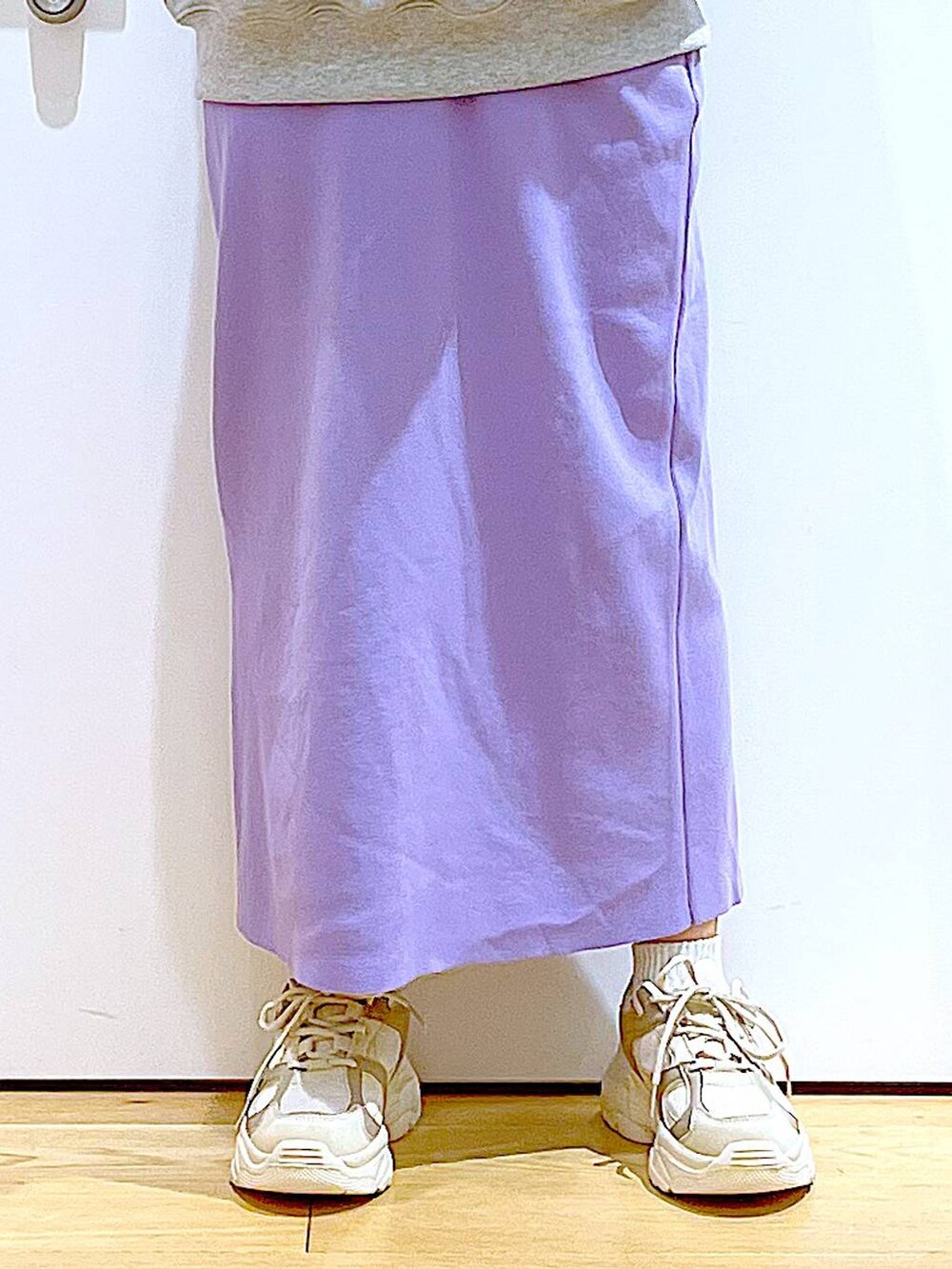 グレー系のスウェット、ベージュ系のスニーカー、ホワイト系のショルダーバッグを着用したレディースの春コーディネートの8枚目の写真