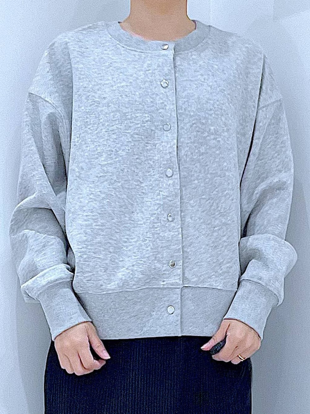 グレー系のカーディガン/ボレロ、ブルー系のショルダーバッグ、ブラック系のスカートを着用したレディースの春コーディネートの7枚目の写真