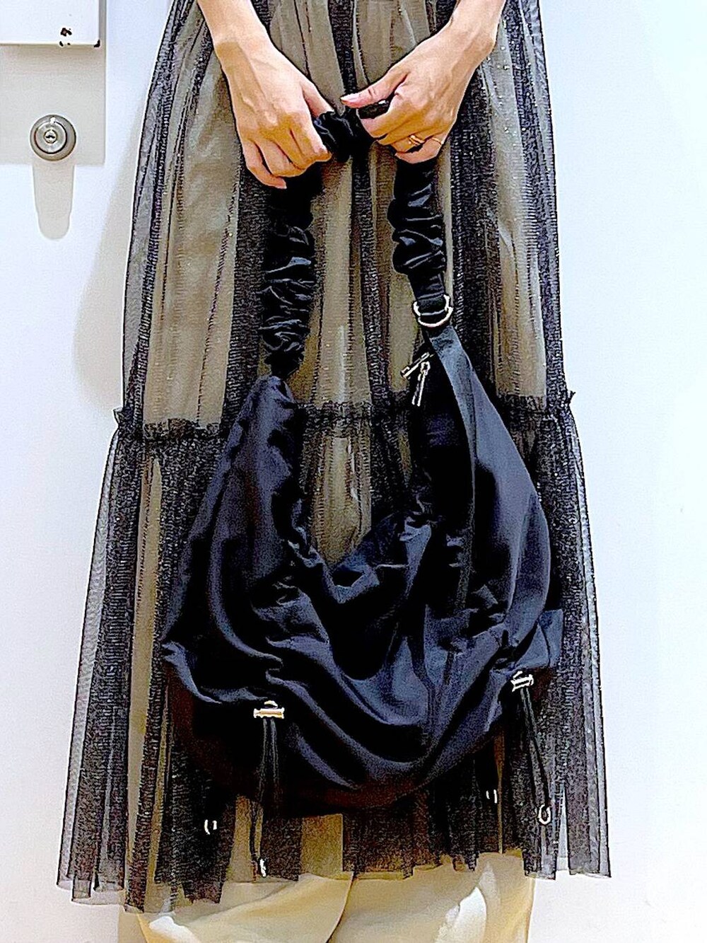 その他のワンピース、ブラック系のサンダル、ホワイト系のTシャツ/カットソーを着用したレディースの夏コーディネートの9枚目の写真