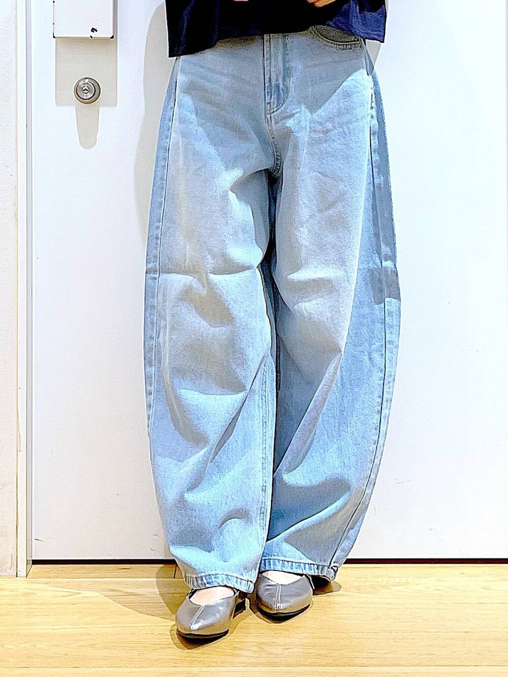 ブラック系のショルダーバッグ、その他のパンプス、ブルー系のデニムパンツを着用したレディースの夏コーディネートの8枚目の写真