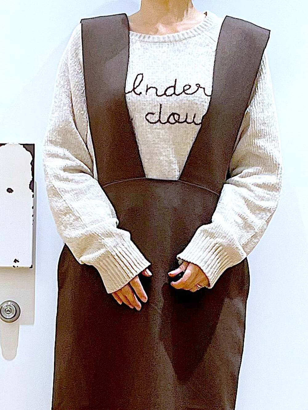 「リラックス、若見え、ゆったり、休日コーデ、骨格ウェーブ、LAKOLE、ニット、サロペット、スカート、シンプルコーデ、シンプル、きれいめカジュアル、おでかけ、体型カバー、ブーツ」｜「LAKOLEのファーチェーンショルダーバッグ / 132243（ショルダーバッグ、グレー系）」を使った、あおき@LAKOLE海老名さん（レディース・156cm）の冬コーディネートの8枚目の写真