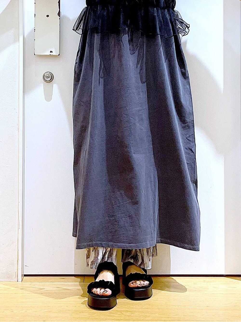 ブラック系のキャミソール、グレー系のその他パンツ、ブラック系のトートバッグを着用したレディースの夏コーディネートの8枚目の写真