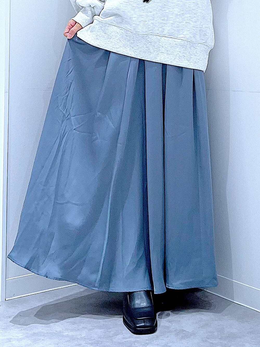 ブラック系のショルダーバッグ、ブラック系のブーツ、ベージュ系のスウェットを着用したレディースの冬コーディネートの8枚目の写真