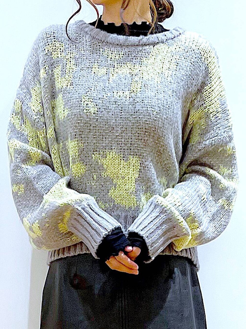 ブラック系のTシャツ/カットソー、グレー系のショルダーバッグ、ブラック系のブーツを着用したレディースの冬コーディネートの7枚目の写真