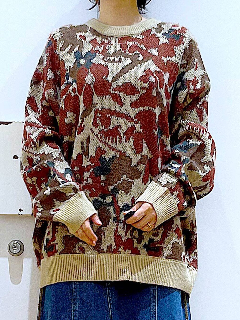 ブラック系のバックパック/リュック、ブルー系のデニムスカート、ブラック系のブーツを着用したレディースの冬コーディネートの7枚目の写真