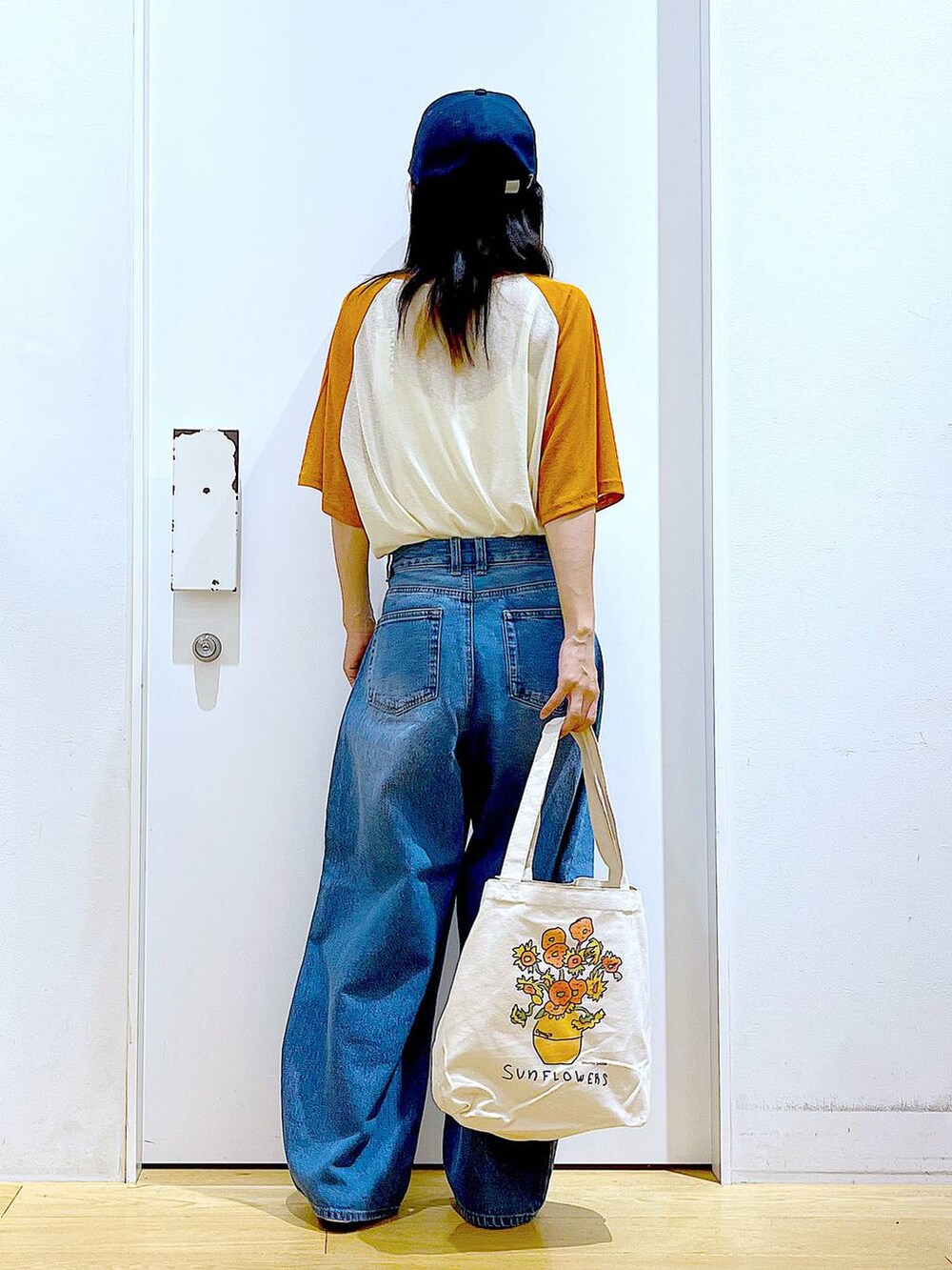 その他のトートバッグ、オレンジ系のTシャツ/カットソー、ブルー系のデニムパンツを着用したレディースの夏コーディネートの5枚目の写真