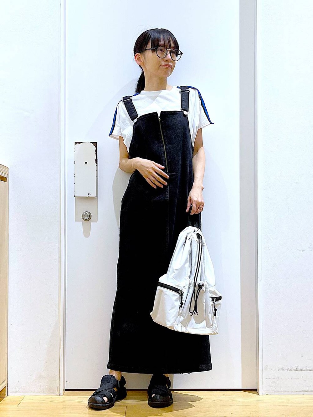 「LAKOLE、リラックス、若見え、ゆったり、休日コーデ、骨格ウェーブ、スカート、Tシャツ、カジュアルコーデ、シンプルコーデ、メガネ、夏コーデ、ショルダーバッグ、サンダル、楽ちんコーデ」｜「LAKOLEのデニムジャンスカ / 102219（ジャンパースカート、グレー系）」を使った、あおき@LAKOLE海老名さん（レディース・156cm）の夏コーディネートの2枚目の写真