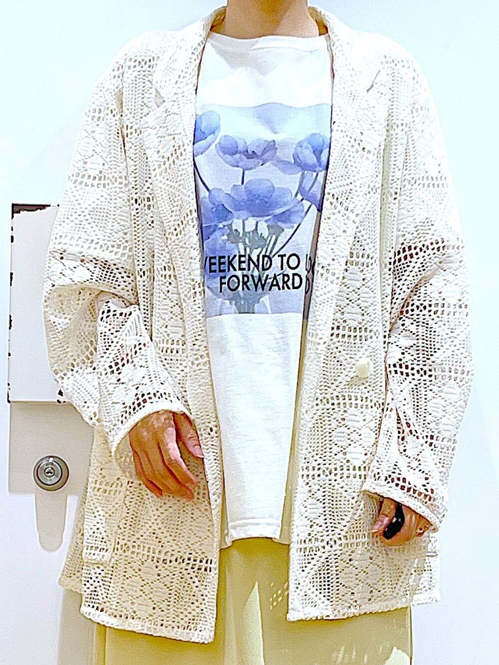 シルバー系のパンプス、ベージュ系のショルダーバッグ、イエロー系のスカートを着用したレディースの春コーディネートの7枚目の写真