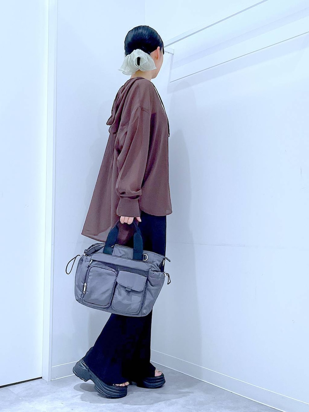 ブラック系のその他パンツ、グレー系のトートバッグ、ブラック系のサンダルを着用したレディースの夏コーディネートの4枚目の写真