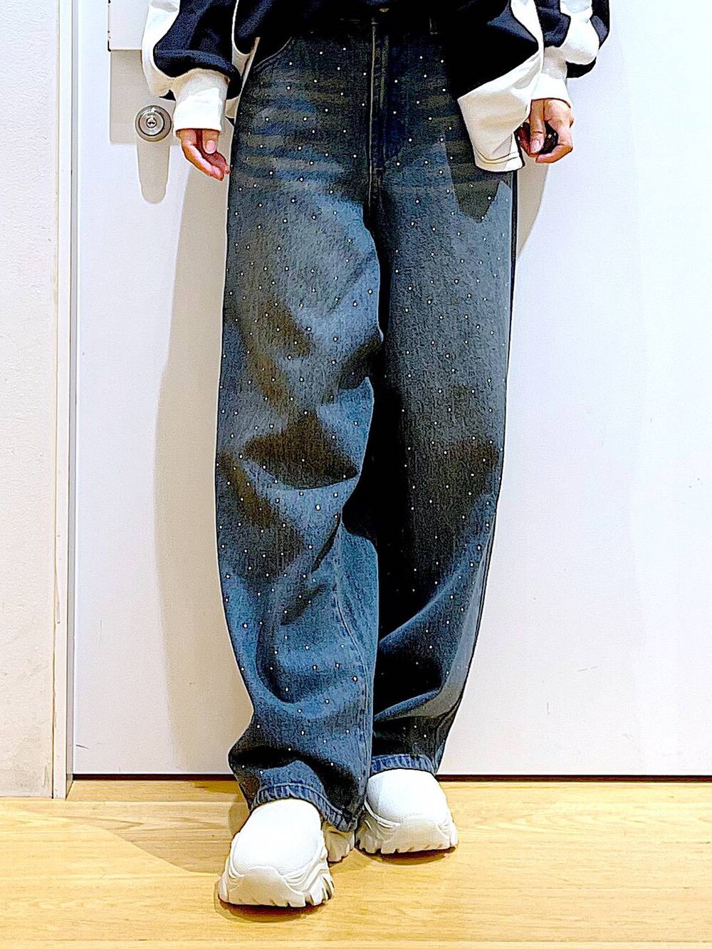 ベージュ系のブーツ、ホワイト系のトートバッグ、ブラック系のTシャツ/カットソーを着用したレディースの秋コーディネートの8枚目の写真