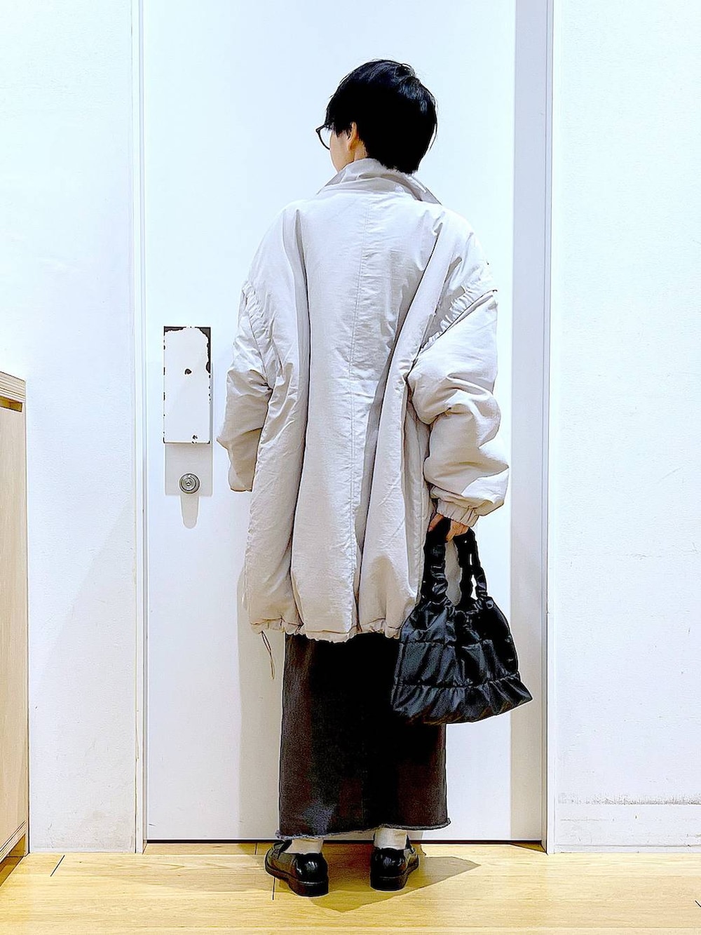 ブラック系のローファー、グレー系のその他アウター、ブラック系のショルダーバッグを着用したレディースの冬コーディネートの5枚目の写真