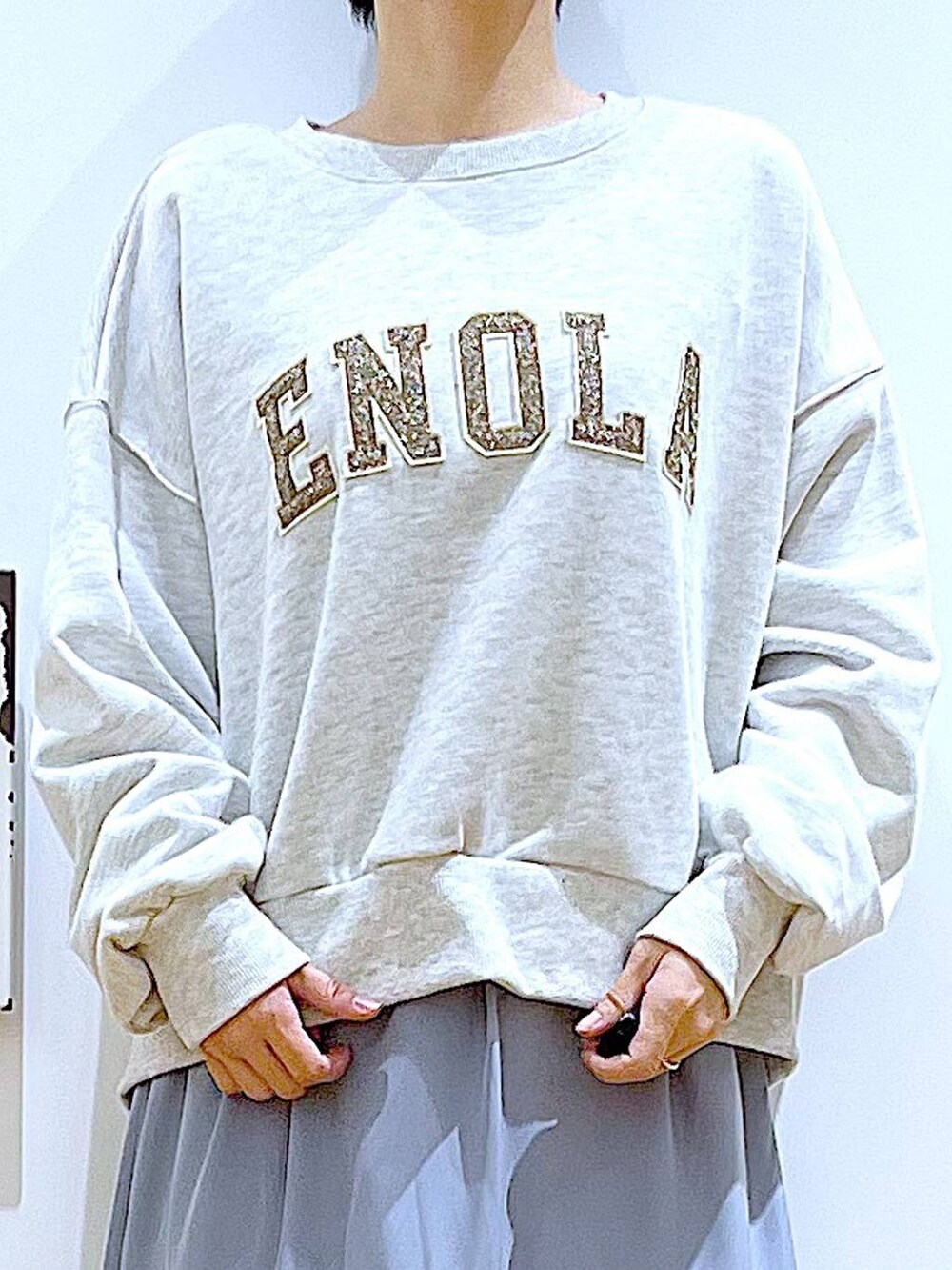 「リラックス、若見え、ゆったり、休日コーデ、骨格ウェーブ、LAKOLE、スカート、スウェット、楽ちんコーデ、ブーツ、巾着バッグ、カジュアルコーデ、春コーデ、ワンマイル」｜「LAKOLEのニットスニーカーソールブーツ / 140064（ブーツ、ブラック系）」を使った、あおき@LAKOLE海老名さん（レディース・156cm）の春コーディネートの7枚目の写真