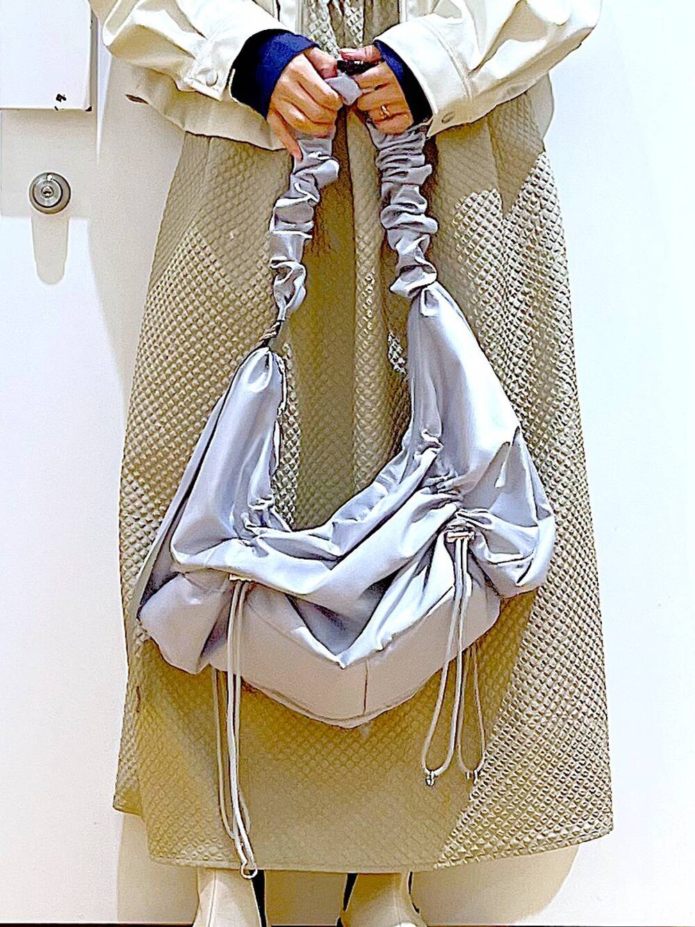 ベージュ系のブルゾン、ブラウン系のワンピース、ブルー系のTシャツ/カットソーを着用したレディースの春コーディネートの9枚目の写真