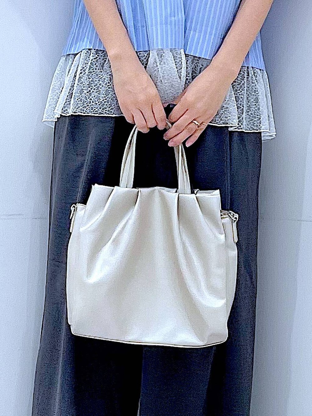ホワイト系のサンダル、ブルー系のシャツ/ブラウス、グレー系のその他パンツを着用したレディースの夏コーディネートの9枚目の写真