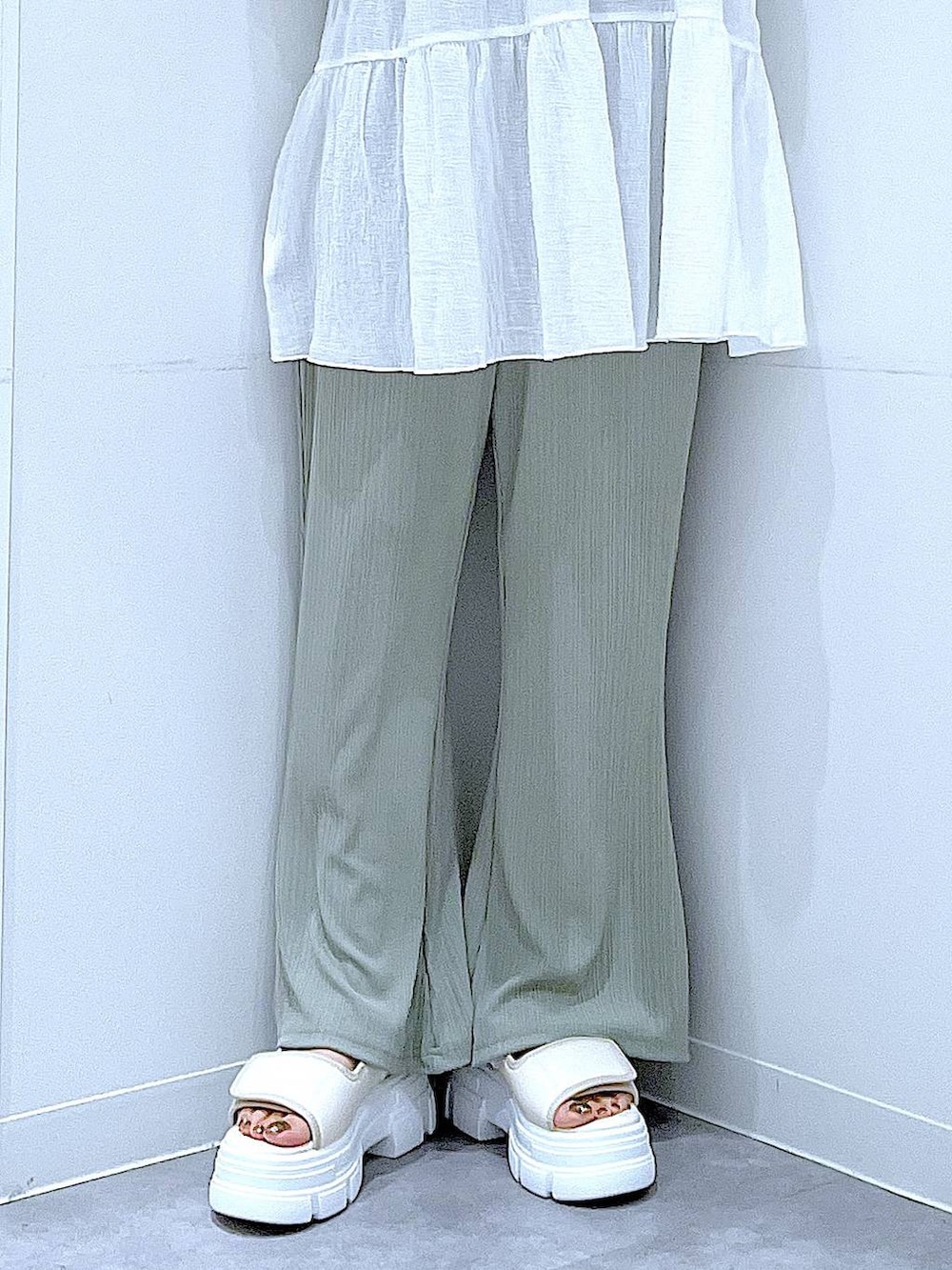 グリーン系のその他パンツ、ホワイト系のショルダーバッグ、ホワイト系のサンダルを着用したレディースの夏コーディネートの8枚目の写真