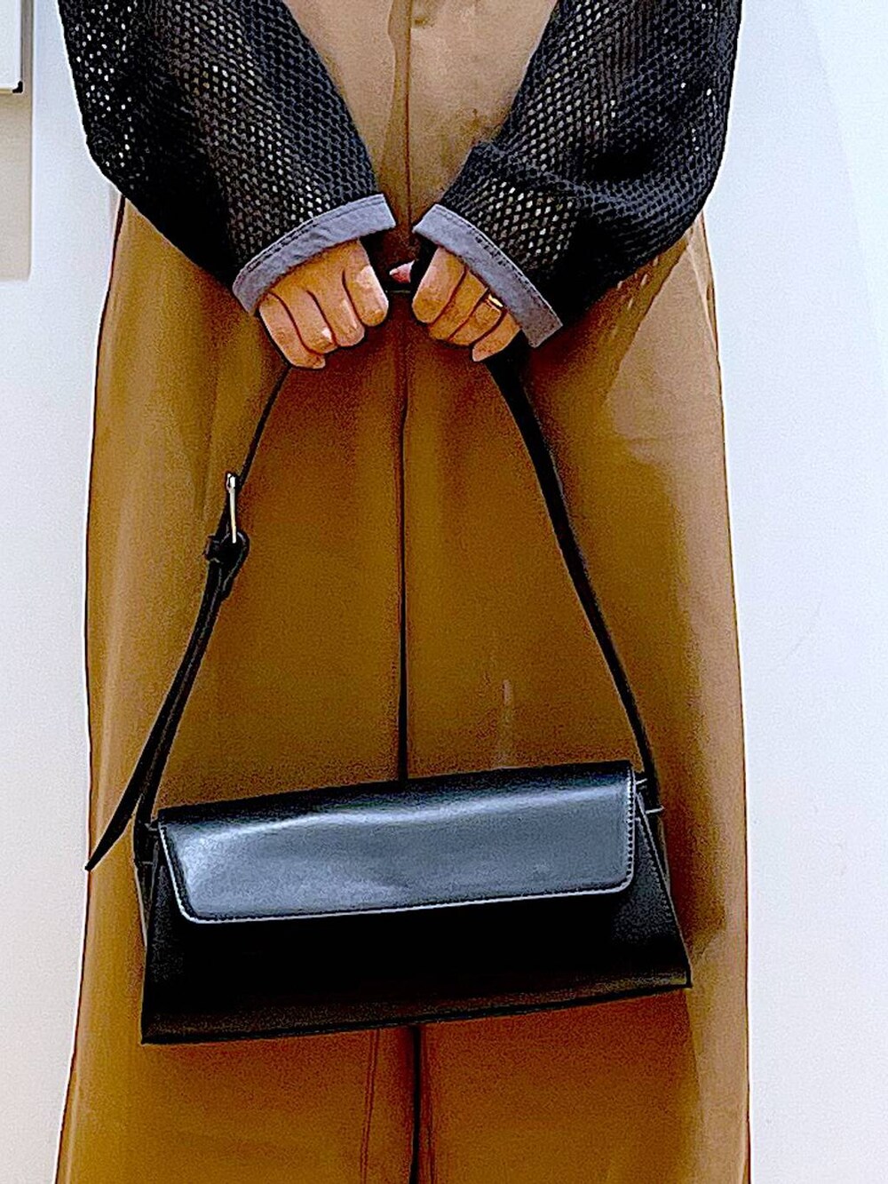 ブラック系のパンプス、ブラック系のショルダーバッグ、ブラウン系のその他パンツを着用したレディースの夏コーディネートの9枚目の写真