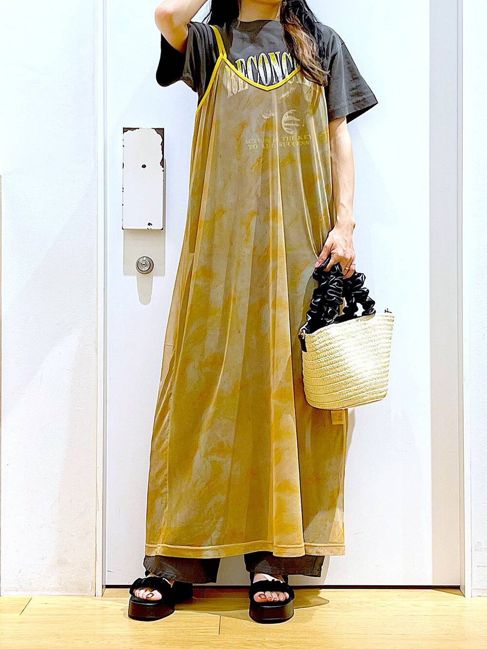 グレー系のその他パンツ、ホワイト系のショルダーバッグ、オレンジ系のワンピースを着用したレディースの夏コーディネートの6枚目の写真