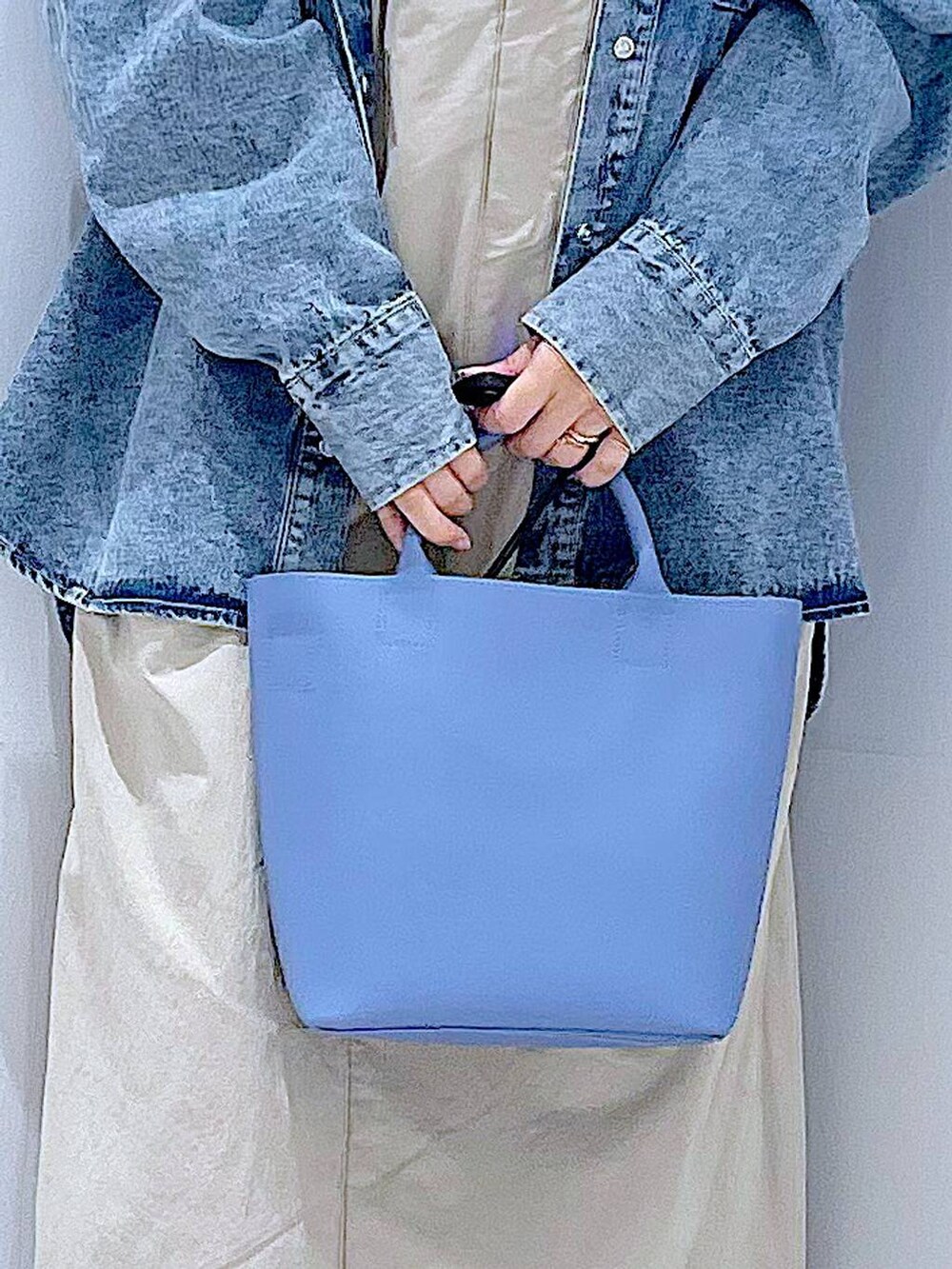 ブルー系のシャツ/ブラウス、ブルー系のショルダーバッグ、ブラック系のローファーを着用したレディースの秋コーディネートの9枚目の写真