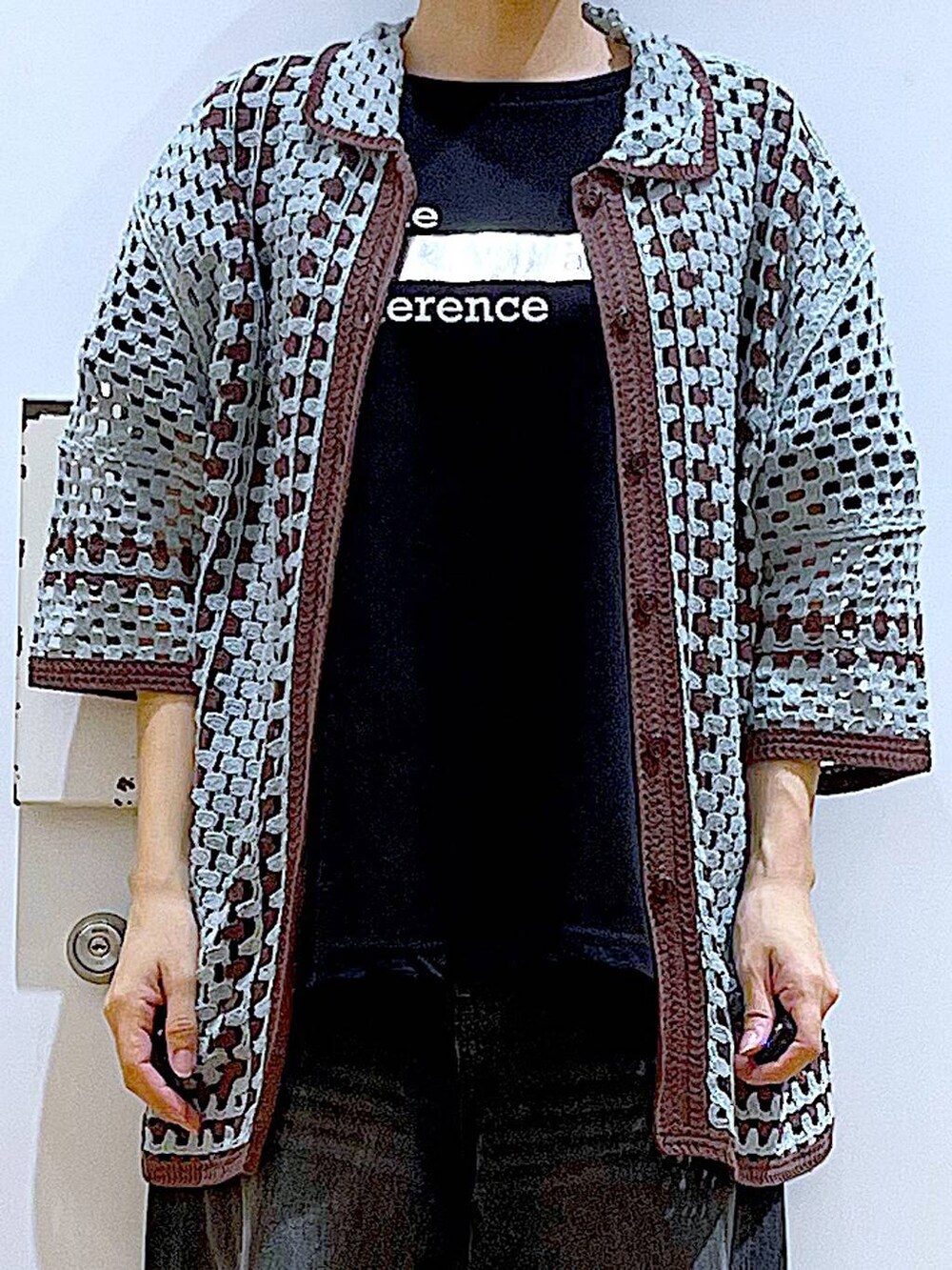 ブラック系のデニムパンツ、ブラック系のボストンバッグ、シルバー系のパンプスを着用したレディースの夏コーディネートの7枚目の写真