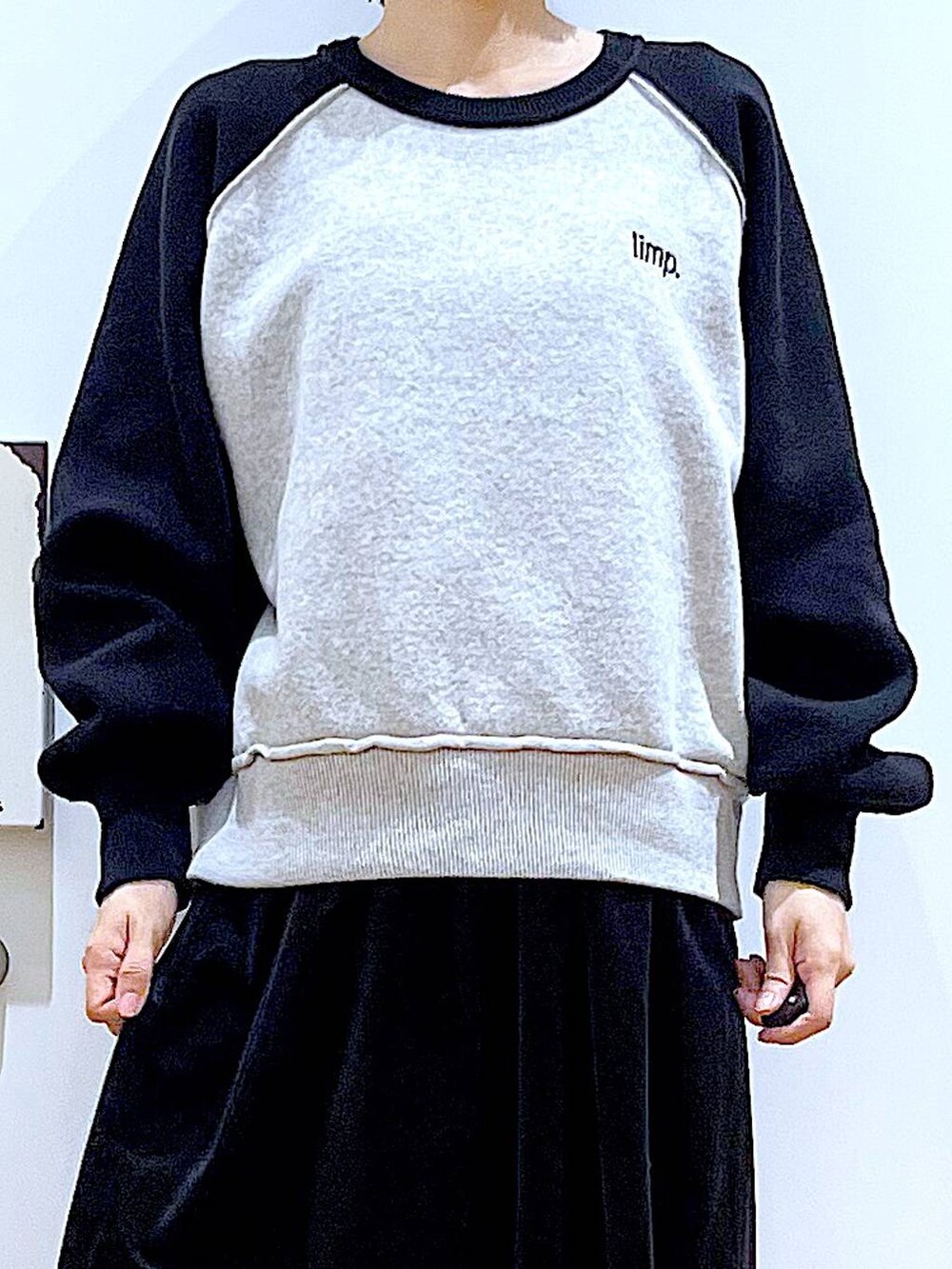 ブラック系のブーツ、シルバー系のショルダーバッグ、ブラック系のニット/セーターを着用したレディースの冬コーディネートの7枚目の写真