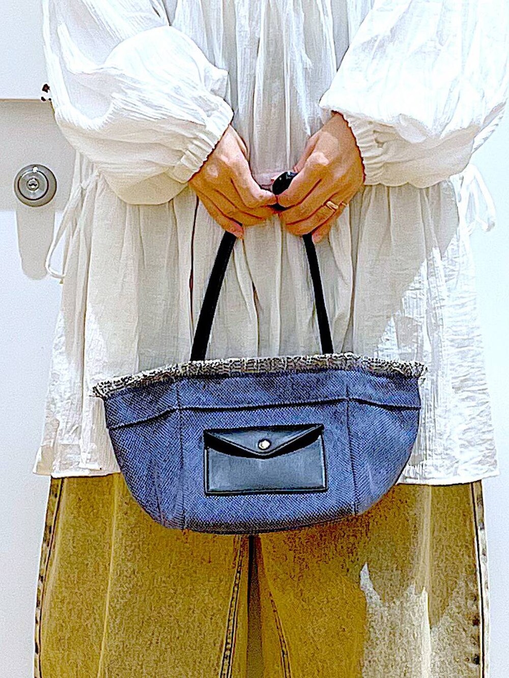 「リラックス、若見え、ゆったり、休日コーデ、骨格ウェーブ、LAKOLE、体型カバー、春コーデ、シンプルコーデ、デニムパンツ、カジュアルコーデ、パンプス、フラットシューズ、ショルダーバッグ、おでかけ」｜「LAKOLEのオーバーダイカーブデニム / 147147（デニムパンツ、ベージュ系）」を使った、あおき@LAKOLE海老名さん（レディース・156cm）の春コーディネートの9枚目の写真
