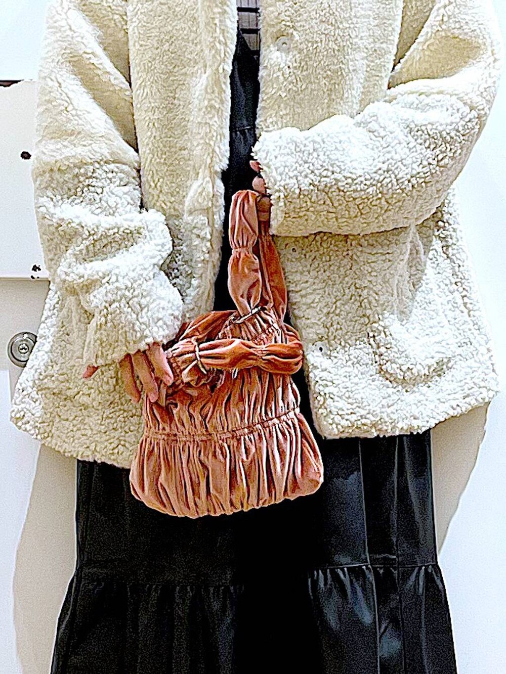 その他のニット/セーター、ピンク系のショルダーバッグ、ブラック系のブーツを着用したレディースの冬コーディネートの9枚目の写真