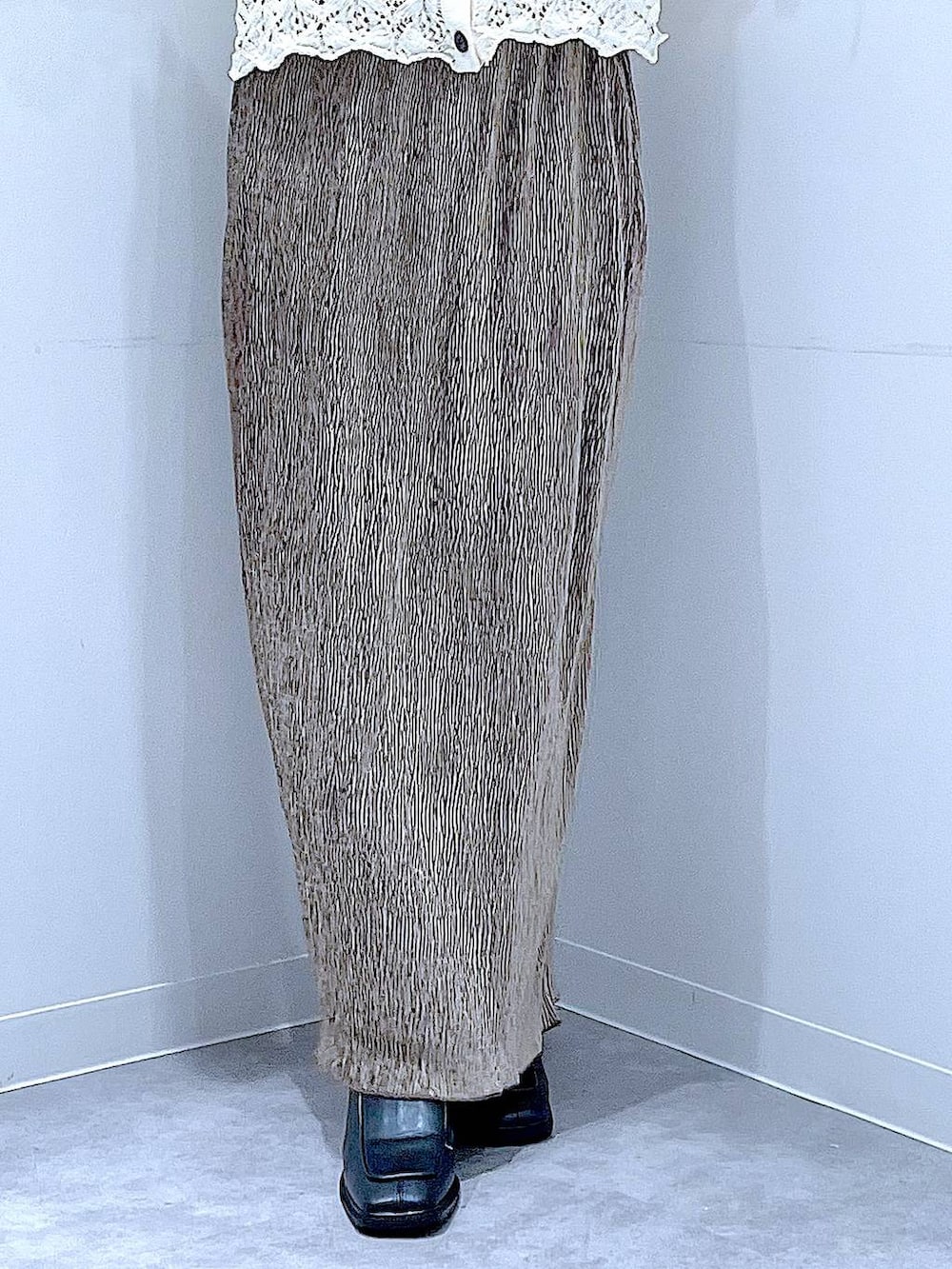 ブラック系のブーツ、ホワイト系のショルダーバッグ、ベージュ系のカーディガン/ボレロを着用したレディースの冬コーディネートの8枚目の写真