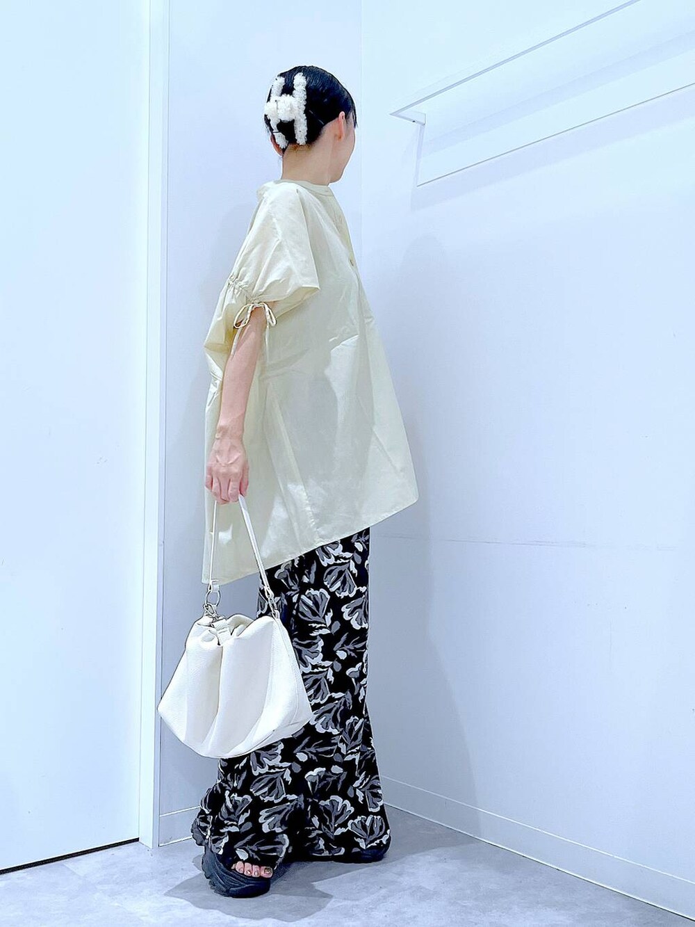 ブラック系のその他パンツ、ベージュ系のシャツ/ブラウス、ホワイト系のショルダーバッグを着用したレディースの夏コーディネートの4枚目の写真