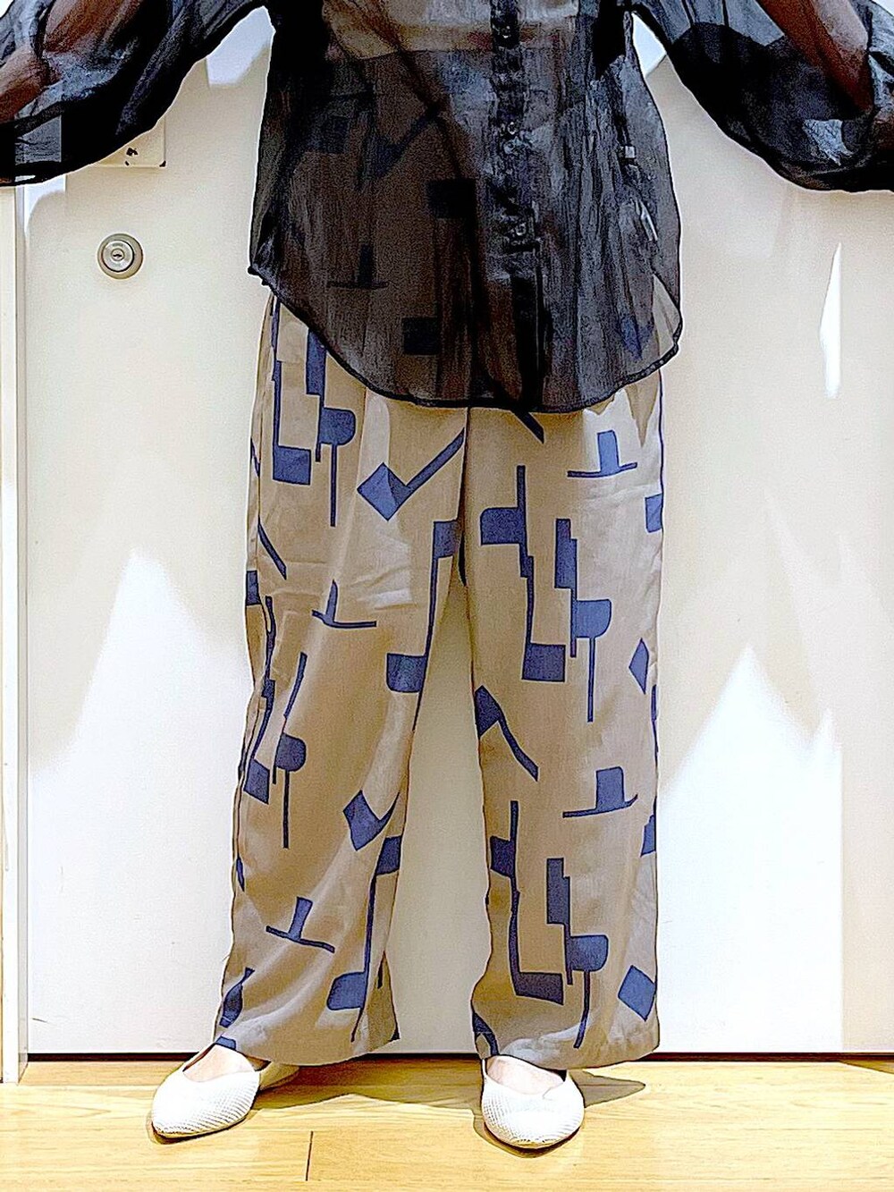 グレー系のその他パンツ、ブラック系のシャツ/ブラウス、ベージュ系のショルダーバッグを着用したレディースの春コーディネートの8枚目の写真