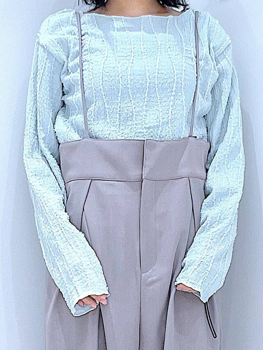 ホワイト系のショルダーバッグ、グレー系のサロペット/オーバーオール、その他のサングラスを着用したレディースの春コーディネートの7枚目の写真