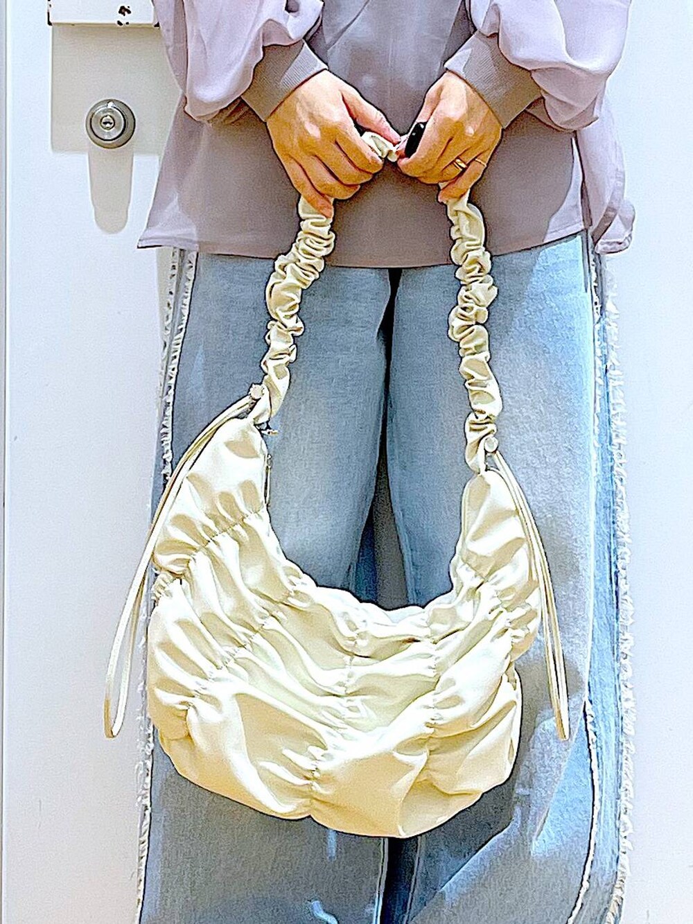 ベージュ系のパンプス、ブルー系のデニムパンツ、グレー系のシャツ/ブラウスを着用したレディースの夏コーディネートの9枚目の写真