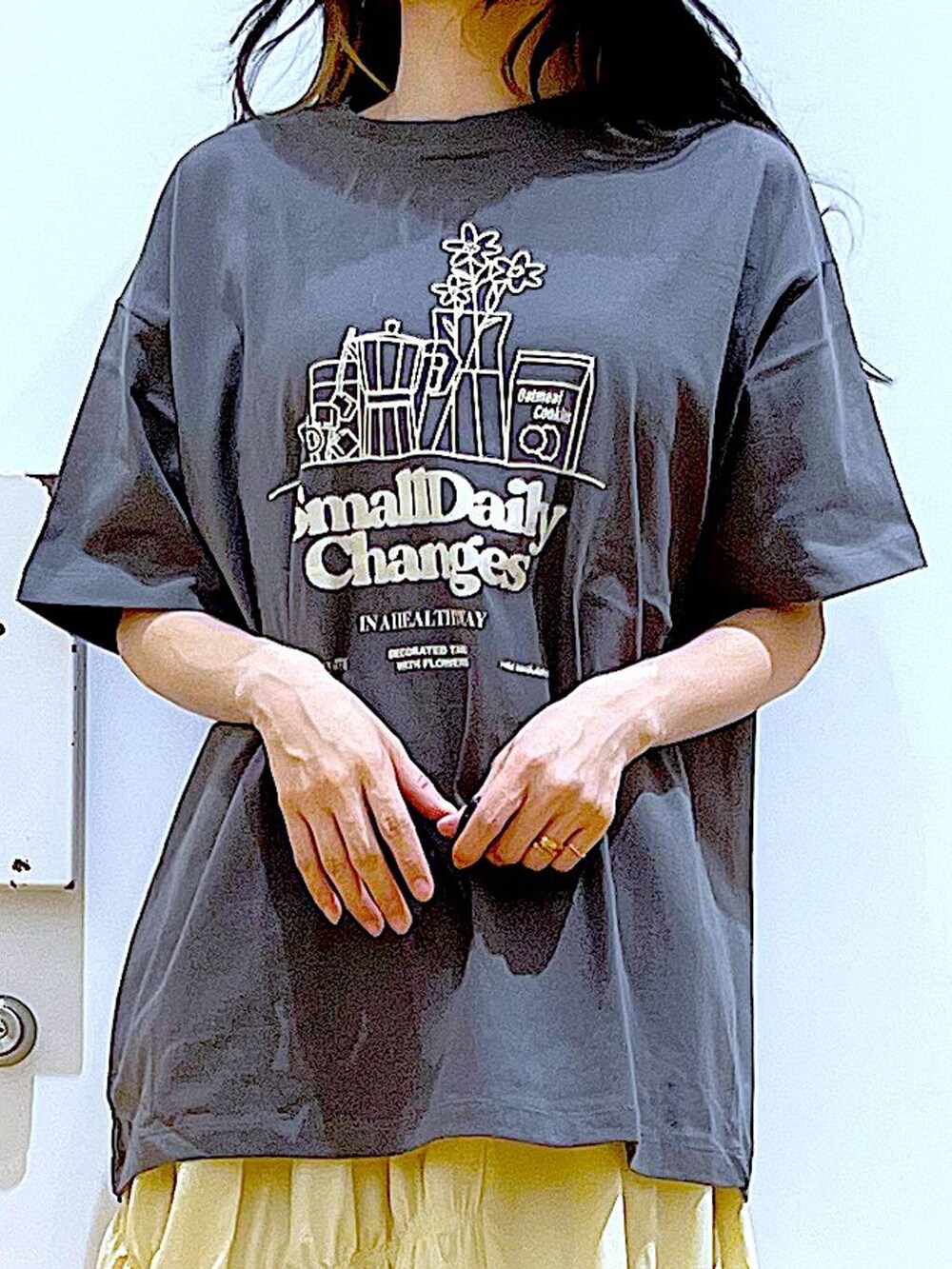 ブラック系のパンプス、グレー系のTシャツ/カットソー、ブラック系のハンドバッグを着用したレディースの春コーディネートの7枚目の写真