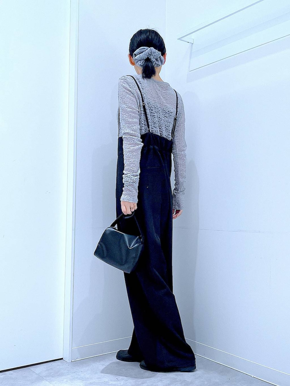 ブラック系のショルダーバッグ、ブラック系のローファー、ブラック系のサロペット/オーバーオールを着用したレディースの冬コーディネートの3枚目の写真