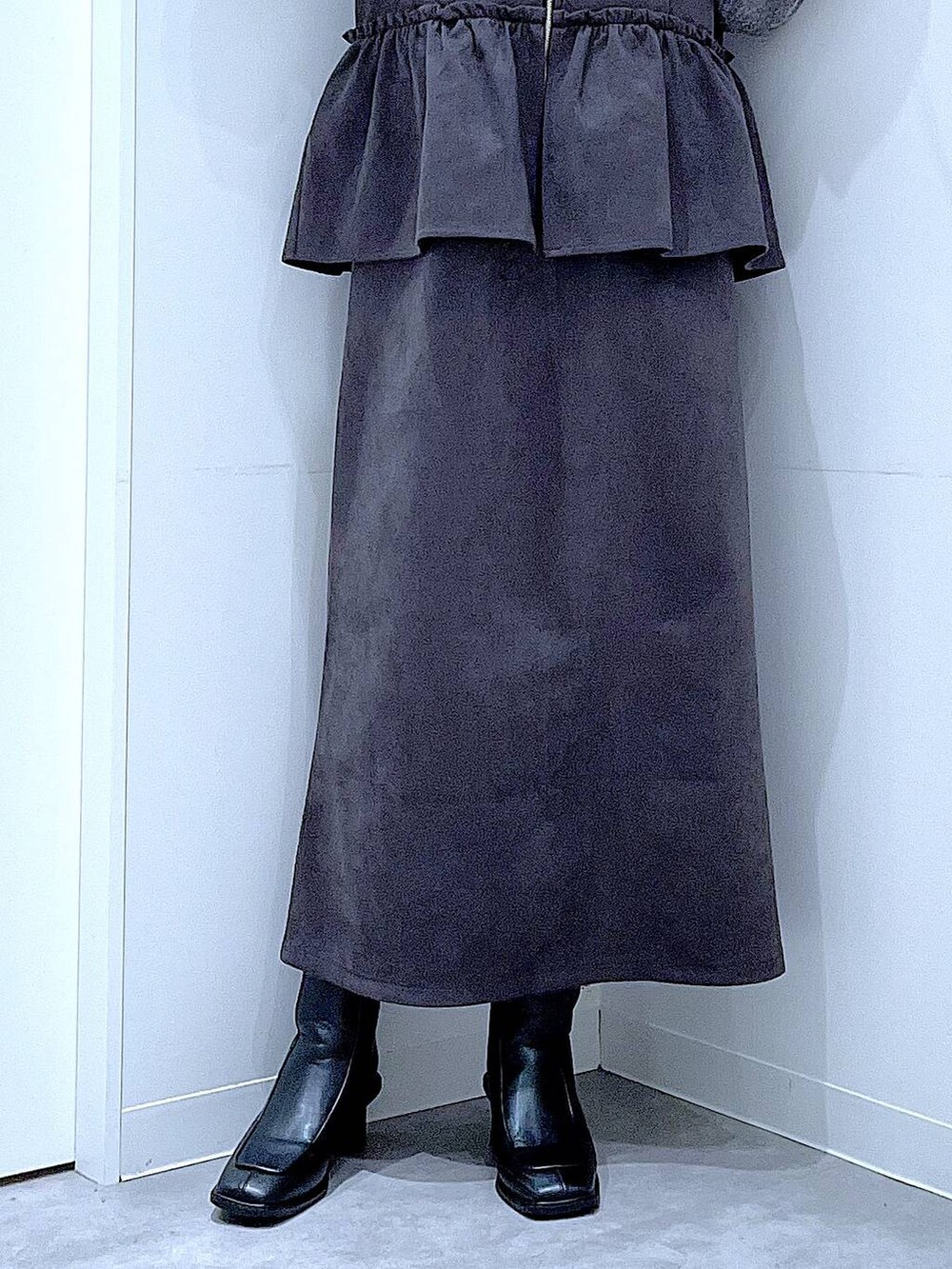 ブラック系のブーツ、グレー系のワンピース、グレー系のニット/セーターを着用したレディースの冬コーディネートの8枚目の写真