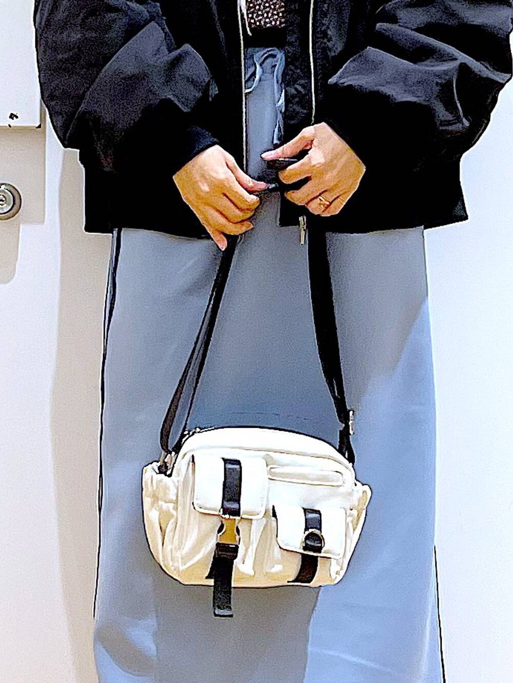 「リラックス、若見え、ゆったり、休日コーデ、骨格ウェーブ、LAKOLE、MA-1、春コーデ、春アウター、ロンT、スカート、カジュアル、ショルダーバッグ、ブーツ、差し色コーデ」｜「LAKOLEのトラックタイトスカート / 103848（スカート、ブルー系）」を使った、あおき@LAKOLE海老名さん（レディース・156cm）の春コーディネートの9枚目の写真