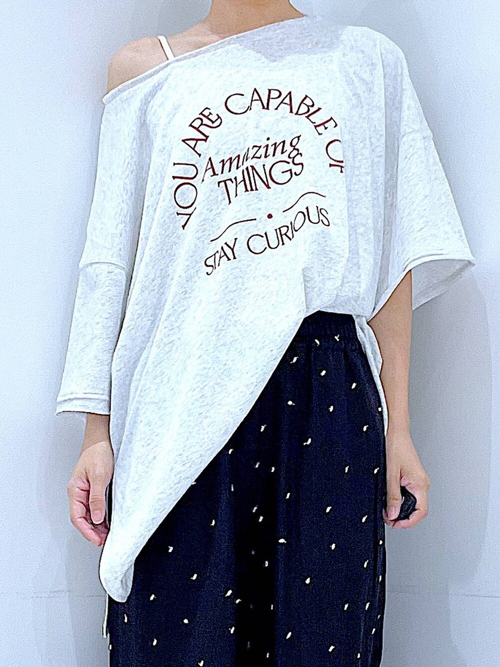 ホワイト系のサンダル、ホワイト系のショルダーバッグ、グレー系のTシャツ/カットソーを着用したレディースの夏コーディネートの7枚目の写真