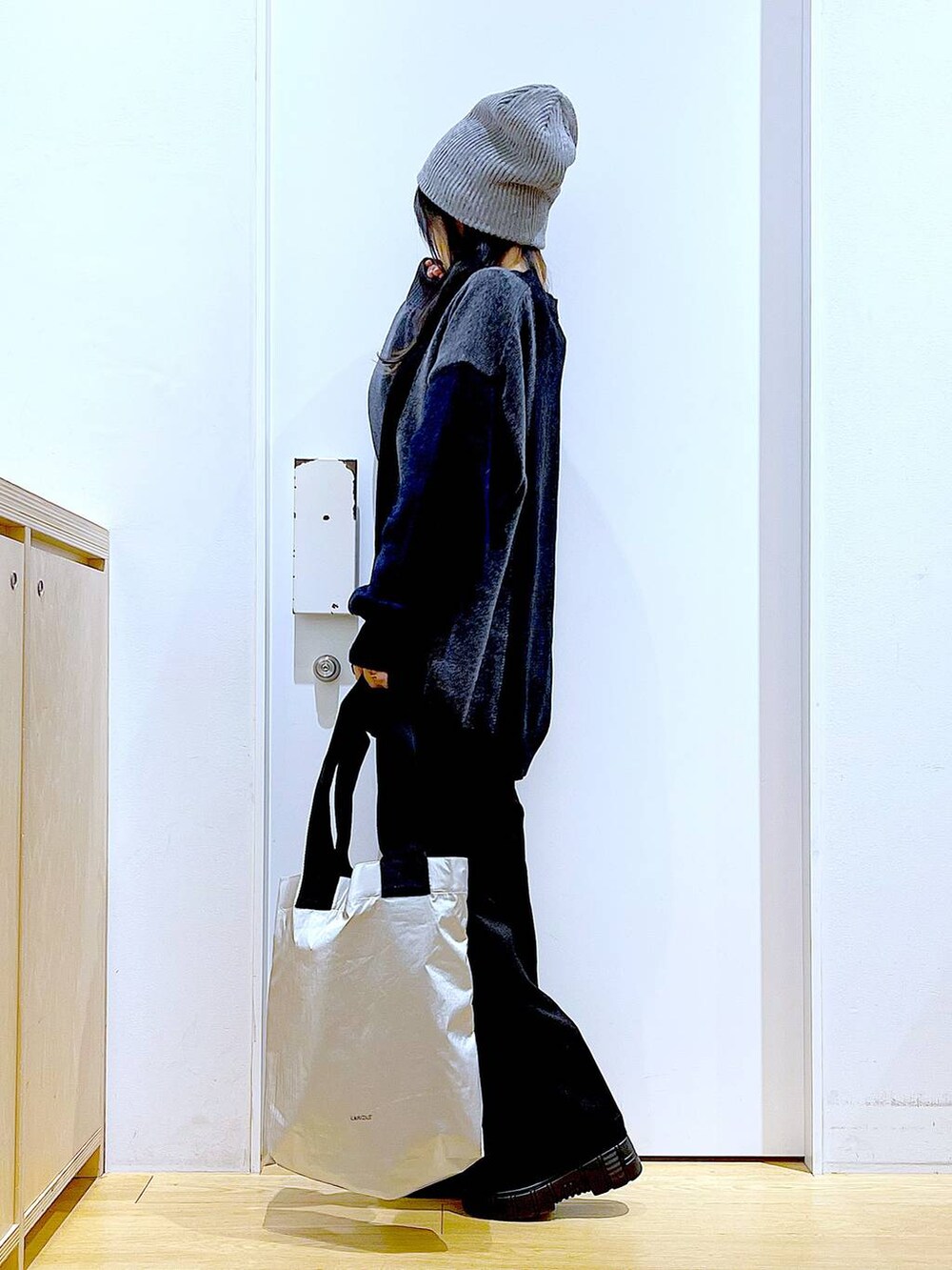 グレー系のニット/セーター、ブラック系のブーツ、ブラック系のその他パンツを着用したレディースの冬コーディネートの3枚目の写真