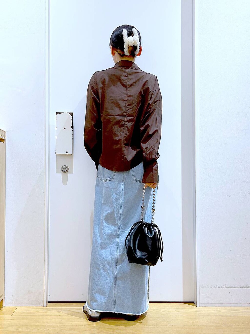 ブラック系のショルダーバッグ、シルバー系のローファー、ブラウン系のシャツ/ブラウスを着用したレディースの秋コーディネートの5枚目の写真