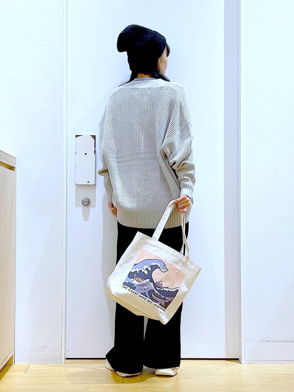 その他のトートバッグ、ブルー系のTシャツ/カットソー、グレー系のカーディガン/ボレロを着用したレディースの冬コーディネートの5枚目の写真