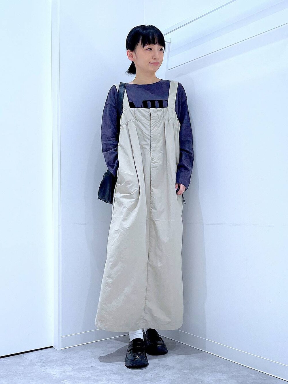 ブラック系のショルダーバッグ、ブラック系のローファー、グレー系のワンピースを着用したレディースの秋コーディネートの2枚目の写真