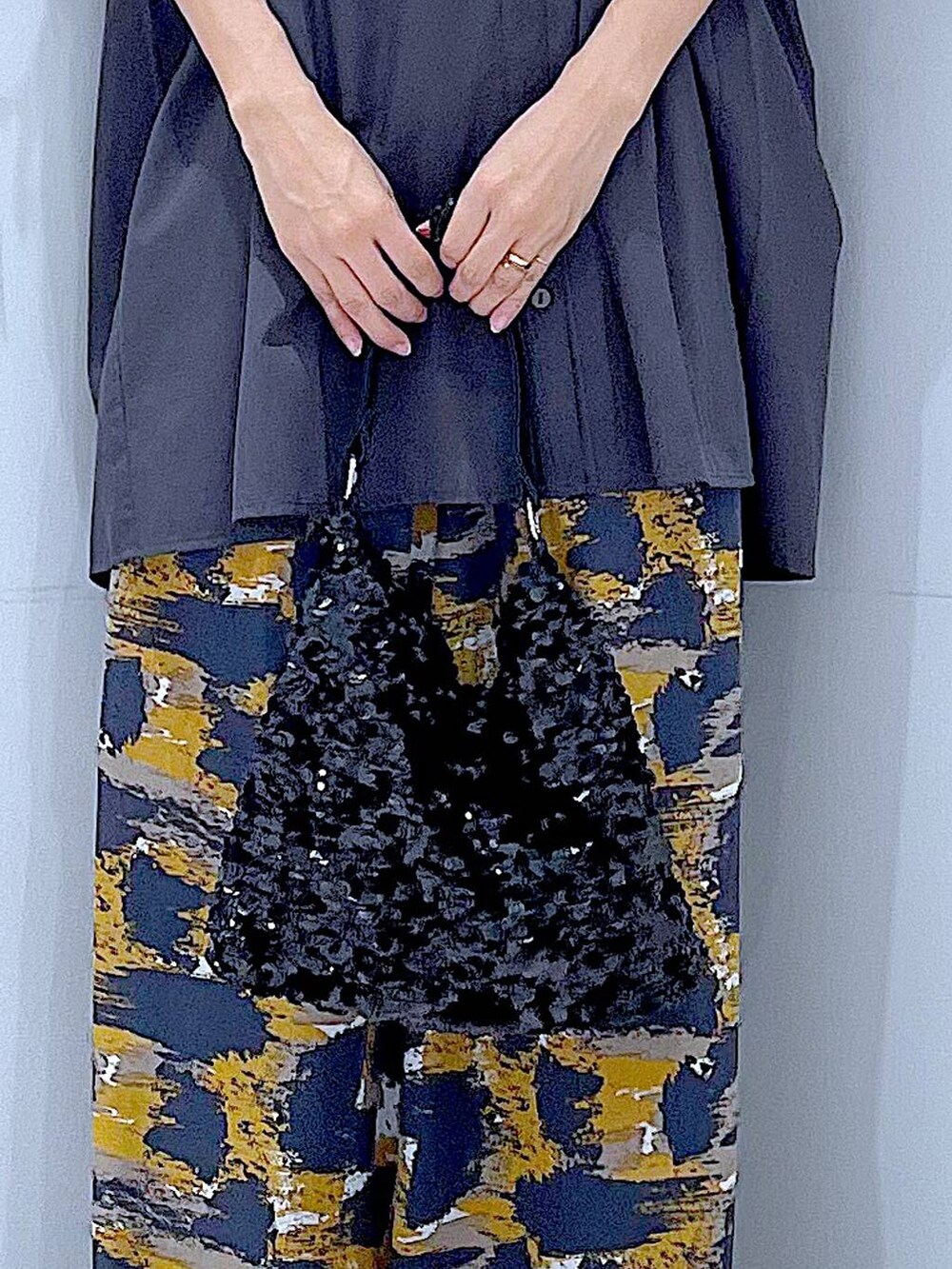 グレー系のその他パンツ、ブラック系のショルダーバッグ、ホワイト系のサンダルを着用したレディースの夏コーディネートの9枚目の写真