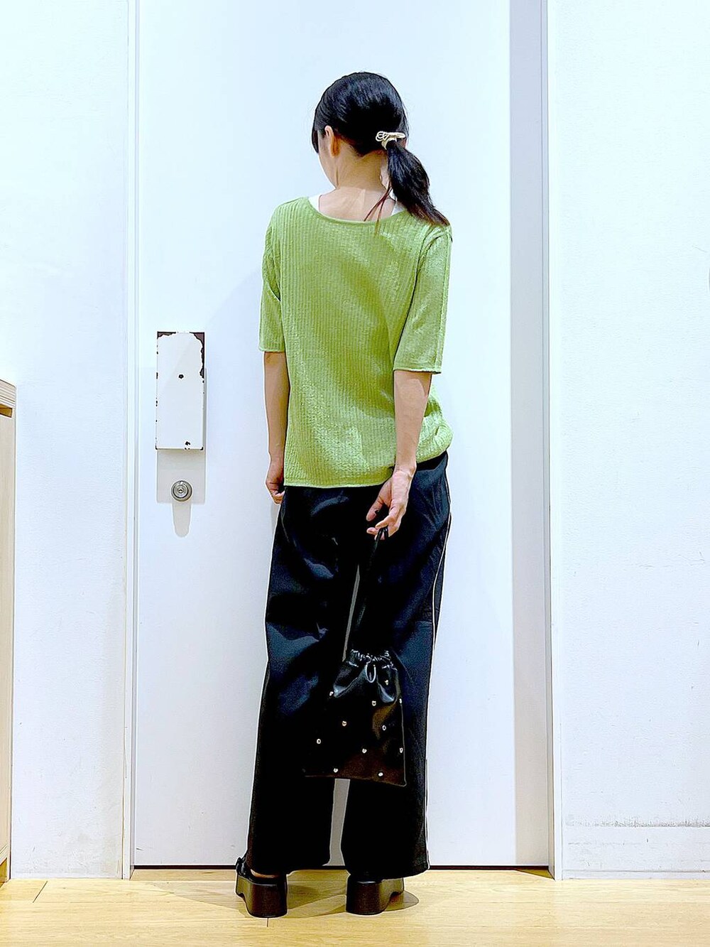 ブラック系のサンダル、ホワイト系のニット/セーター、ブラック系のショルダーバッグを着用したレディースの夏コーディネートの5枚目の写真