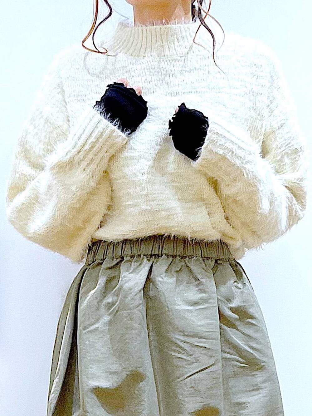 ベージュ系のショルダーバッグ、ベージュ系のブーツ、ベージュ系のニット/セーターを着用したレディースの冬コーディネートの7枚目の写真