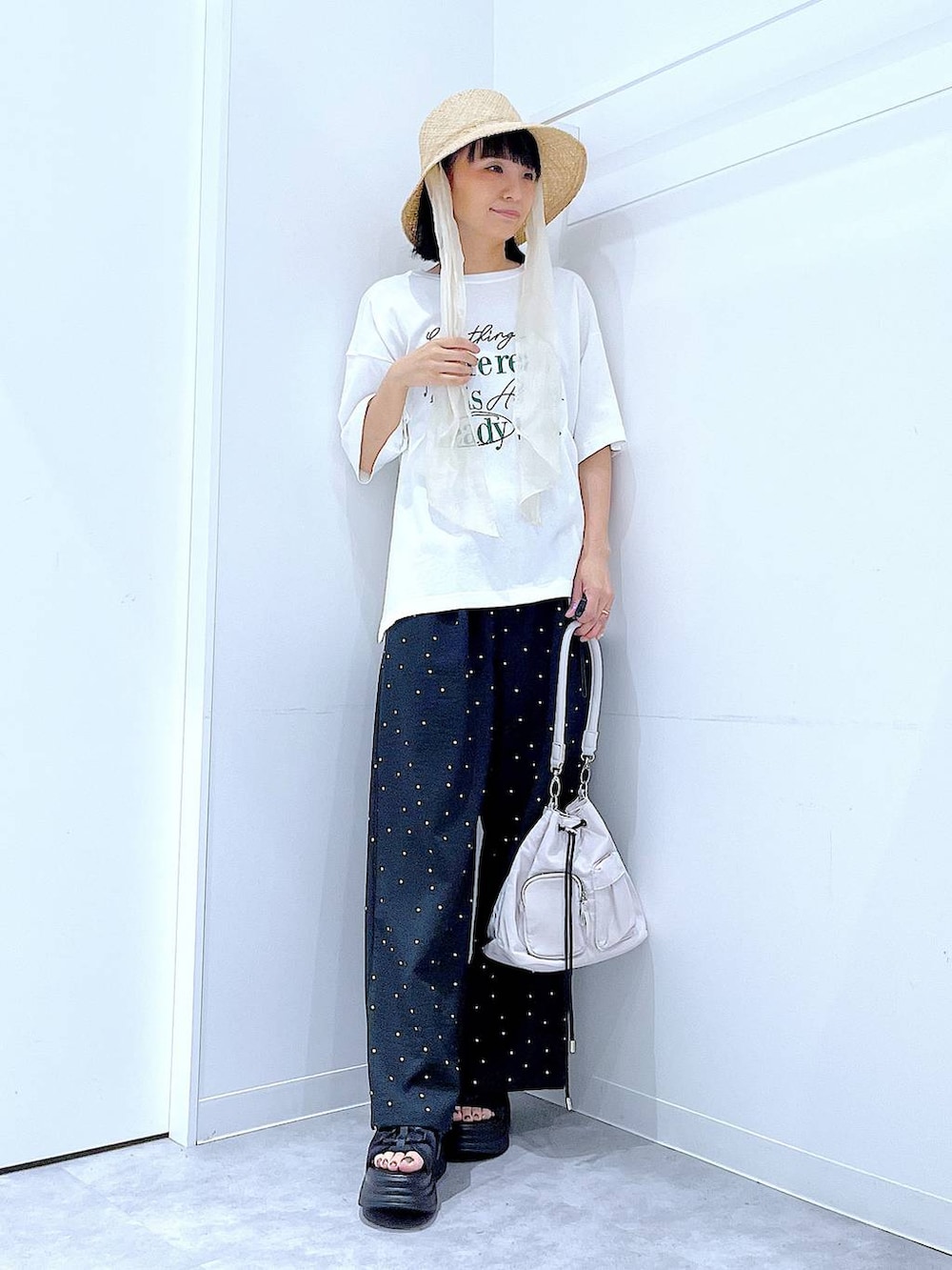 その他のその他パンツ、ブラック系のサンダル、ホワイト系のショルダーバッグを着用したレディースの夏コーディネートの2枚目の写真